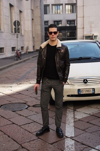 Какие лоферы носить с темно-коричневой короткой дубленкой мужчине