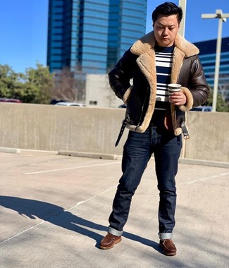 Какие рабочие ботинки носить с темно-коричневой короткой дубленкой мужчине