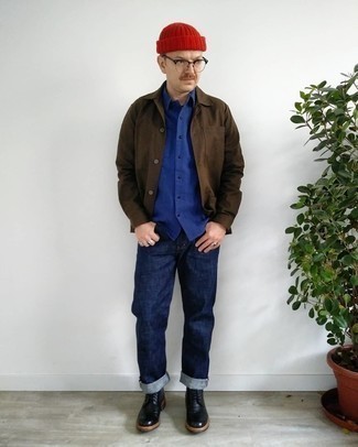 Какие повседневные ботинки носить с темно-коричневой курткой-рубашкой мужчине