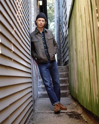 Какие ботинки дезерты носить с темно-коричневой курткой-рубашкой