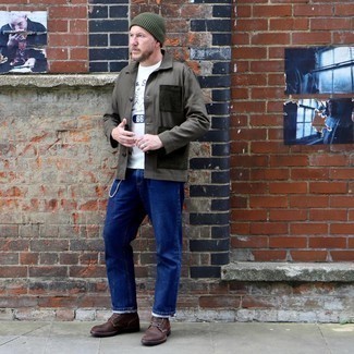 Какие джинсы носить с темно-коричневой курткой-рубашкой мужчине