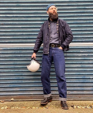 Какие джинсы носить с темно-коричневой курткой-рубашкой мужчине