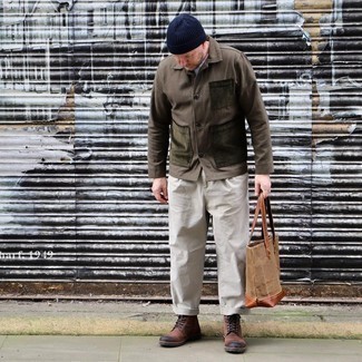 С чем носить темно-коричневую куртку-рубашку мужчине