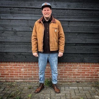 С чем носить темно-коричневую куртку-рубашку мужчине