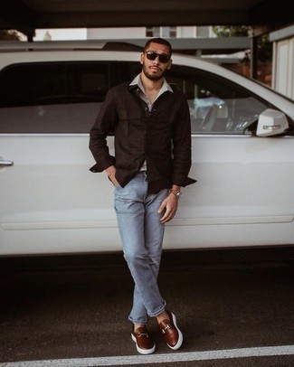 Как носить темно-коричневую куртку-рубашку с голубыми джинсами мужчине