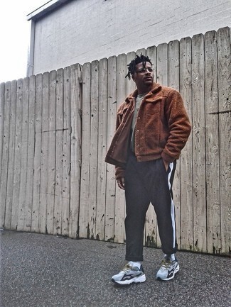 Какие спортивные штаны носить с темно-коричневой курткой-рубашкой мужчине