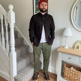 С чем носить темно-коричневую рубашку мужчине