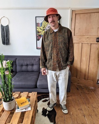 С чем носить темно-коричневую рубашку мужчине