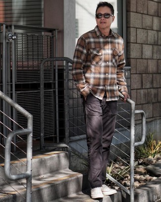 С чем носить темно-коричневую рубашку мужчине