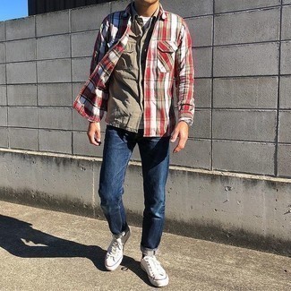 С чем носить темно-коричневую рубашку мужчине