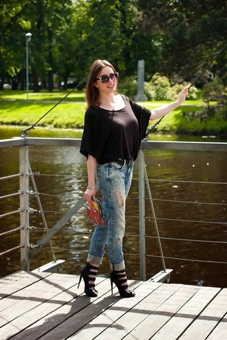 С чем носить темно-коричневую блузу с коротким рукавом