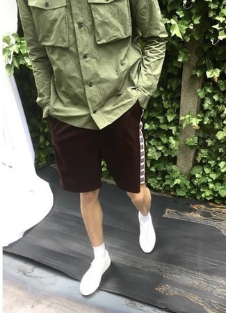 С чем носить темно-коричневые шорты мужчине