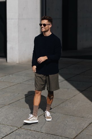 С чем носить темно-коричневые шорты мужчине