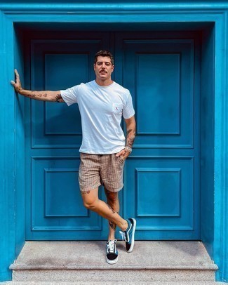 С чем носить темно-коричневые шорты мужчине