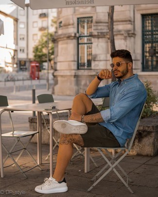 С чем носить темно-коричневые шорты мужчине