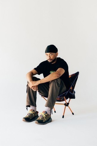 С чем носить темно-коричневые кеды мужчине