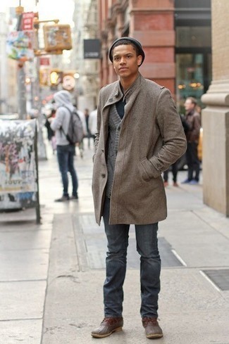 Какие джинсы носить с темно-коричневым зимними ботинками мужчине