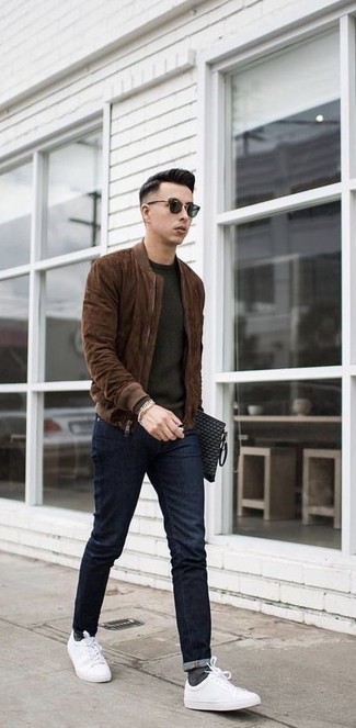 Как носить темно-коричневый замшевый бомбер с синими джинсами мужчине