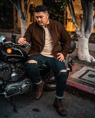 Как носить темно-коричневый замшевый бомбер с синими джинсами мужчине