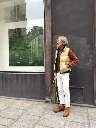 Как носить темно-коричневый замшевый бомбер с белыми джинсами мужчине