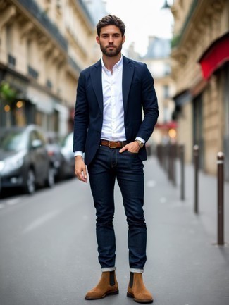 С чем носить темно-коричневые замшевые ботинки мужчине