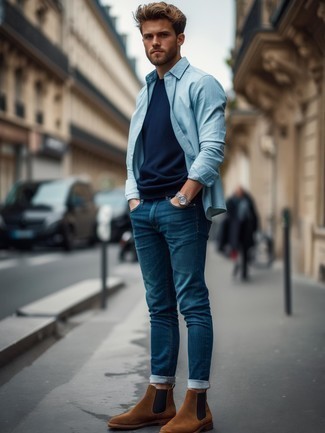 С чем носить темно-коричневые замшевые ботинки мужчине