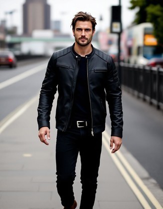 С чем носить темно-коричневые замшевые ботинки мужчине