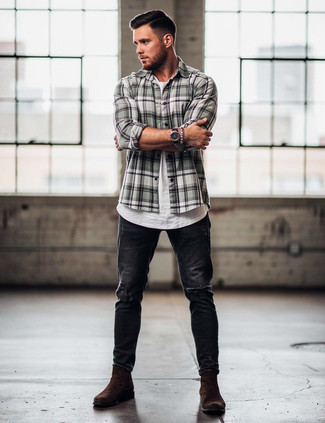 С чем носить темно-коричневые замшевые ботинки мужчине