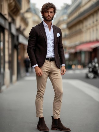 С чем носить темно-коричневые замшевые ботинки челси мужчине