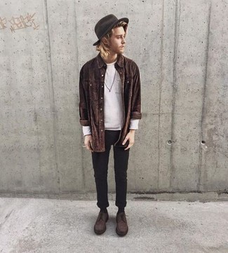 С чем носить темно-коричневые замшевые туфли дерби