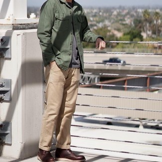 С чем носить темно-коричневые замшевые ботинки дезерты