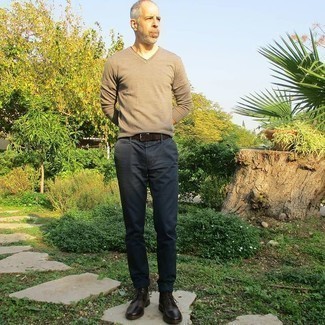 С чем носить темно-коричневые замшевые ботинки дезерты