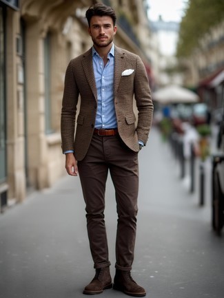 С чем носить темно-коричневые замшевые ботинки дезерты