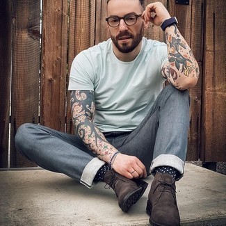 С чем носить темно-коричневые замшевые ботинки дезерты