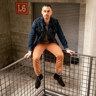 С чем носить темно-коричневые замшевые ботинки дезерты