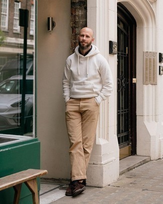 С чем носить темно-коричневые замшевые ботинки дезерты