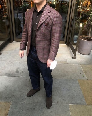 С чем носить темно-коричневые замшевые ботинки дезерты