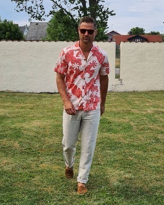 С чем носить темно-коричневые замшевые эспадрильи мужчине