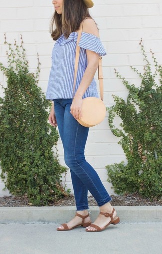 С чем носить темно-коричневые замшевые сандалии на плоской подошве