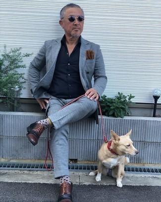 С чем носить темно-коричневые замшевые перчатки мужчине