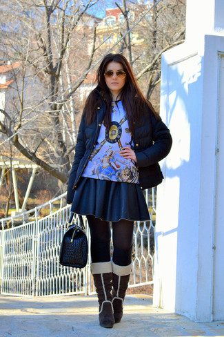 С чем носить темно-коричневые замшевые сапоги