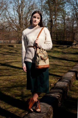 С чем носить темно-коричневые замшевые ботильоны на шнуровке