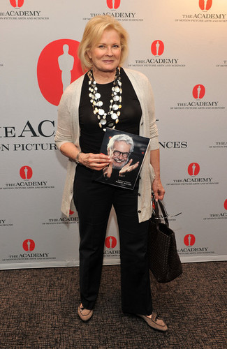 С чем носить темно-коричневые замшевые лоферы женщине