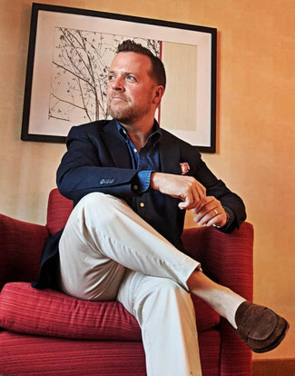 С чем носить темно-коричневые замшевые лоферы мужчине