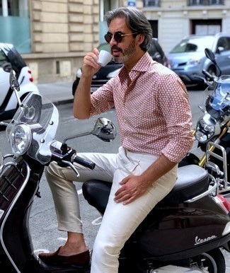 С чем носить темно-коричневые замшевые лоферы мужчине