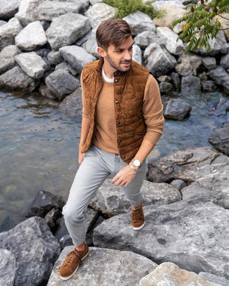 С чем носить темно-коричневые замшевые низкие кеды мужчине