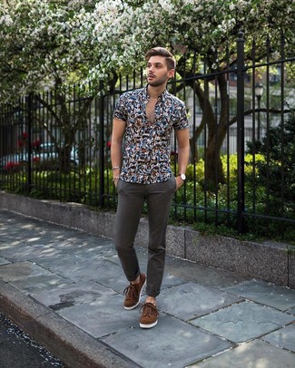 С чем носить темно-коричневые замшевые низкие кеды мужчине