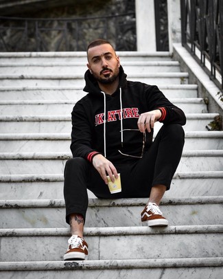 С чем носить темно-коричневые замшевые низкие кеды мужчине