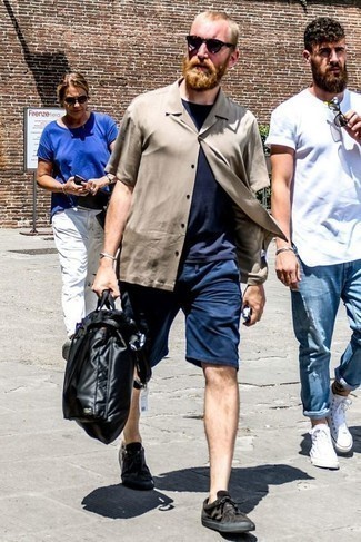 С чем носить темно-коричневые замшевые низкие кеды мужчине