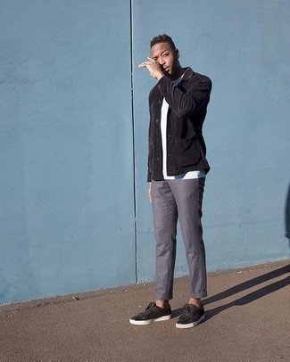 С чем носить темно-коричневые замшевые низкие кеды мужчине